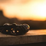 Nahaufnahme des selektiven Fokusfotos eines schwarzen Fernglases
